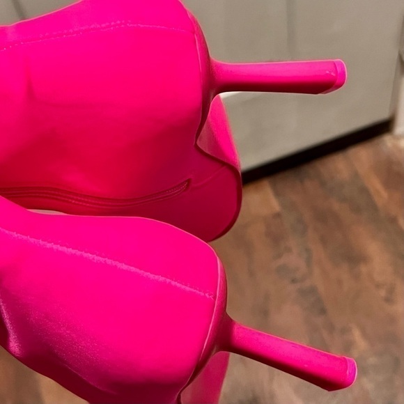 Steve MADDEN VAKAY hot pink sock ankle boots. Size 8.5. NWOT - Picture 3 of 11